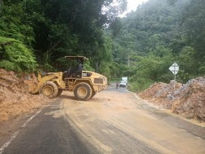 jalan licin, satlantas polres kepahiang himbau pengendara untuk berhati-hati