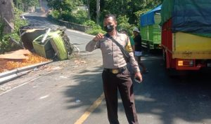 truck bermuatan minyak goreng terbalik akibat rem blong