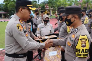 Kapolres Mukomuko Beri Penghargaan 8 Personil Berprestasi