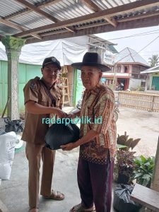 realisasi program ketahanan pangan dana desa, pemdes daspeta ll bagikan pupuk kepada masyarakat