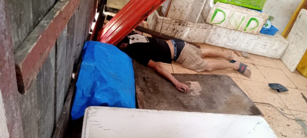 Di temukan tak bernyawa warga pasar bawah di diduga jatuh dari atas Gudang penyimpana