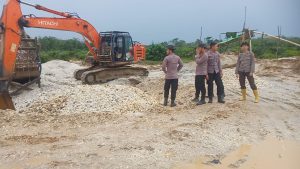 Kali Ini polres Merangin Berhasil mengamankan 7 Orang Pelaku PETI Dan Beberapa Alat Berat Jenis excavator