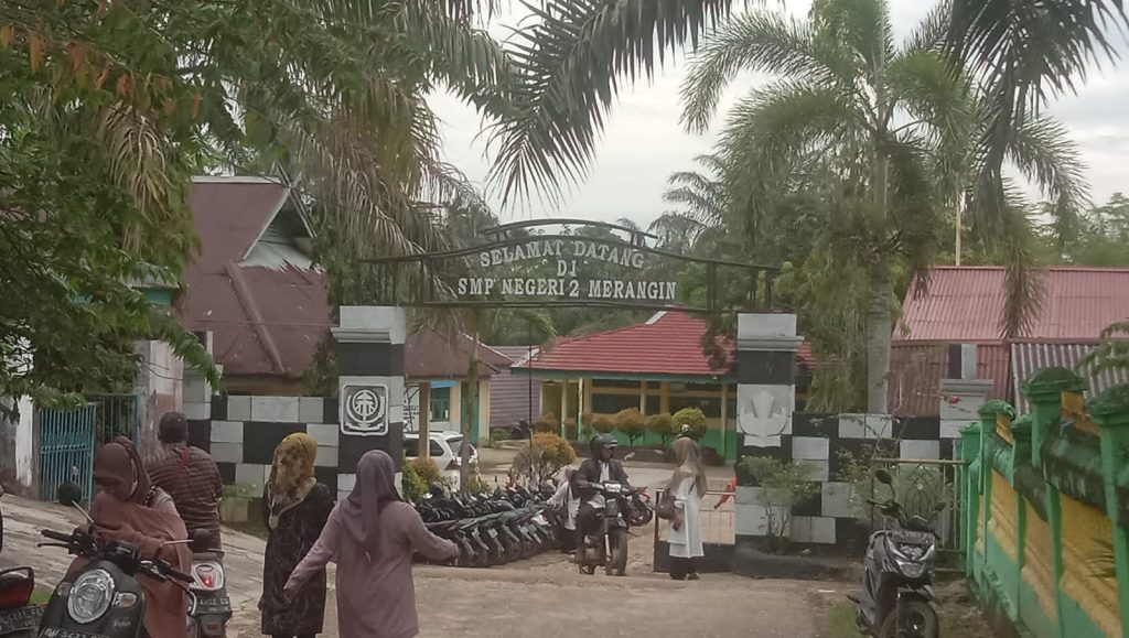 Ada Apa Dengan Kepsek SMPN2 Tabir Pagi-Pagi Udah Keluyuran di Luar Sekolah