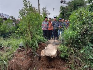 sambangi rumah warga terendam banjir, bupati Kepahiang bersama DPD KNPI Kepahiang berikan bantuan