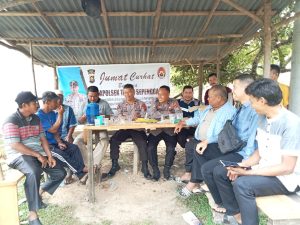 Kapolsek tanah sepenggal rutin membuat acara Jum,at curhat kepada masarakat,
