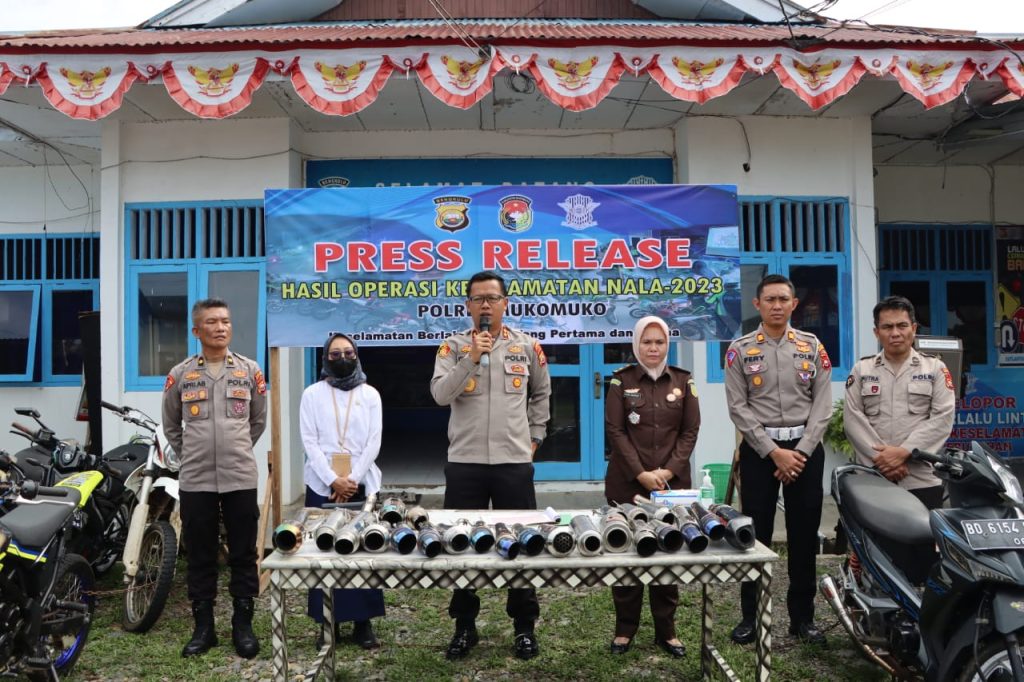 kapolres Mukomuko Pimpin Press Release Ops Keselamatan Nala 2023, Puluhan Knalpot Brong Dimusnahkan