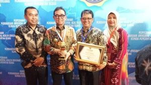 Komitmen Tinggi Terhadap Kualitas Kesehatan, Bupati Kepahiang Terima Penghargaan UHC Award 2023