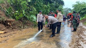 Kapolres Rejang Lebong Tinjau Langsung Lokasi Longsor di Jalan Lintas Curup-Lubuklinggau