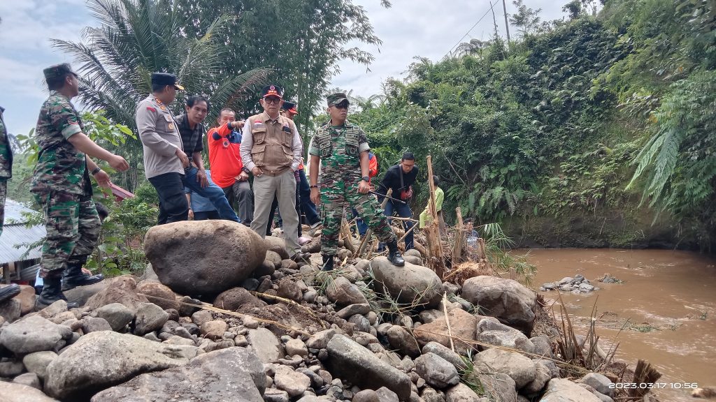 Bupati Kepahiang Tinjau langsung Pengerukan Sungai Di Desa Air Pesi Pasca Banjir