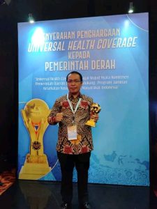 Bupati Sapuan menerima Penghargaan UHC dari Menteri Koordinator Pembangunan dan Kebudayaan RI Muhadjir Effendi
