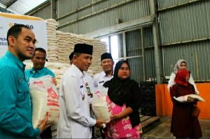 Wakil Bupati Bungo Serahkan Bansos Sembako Secara Simbolis Kepada KPM