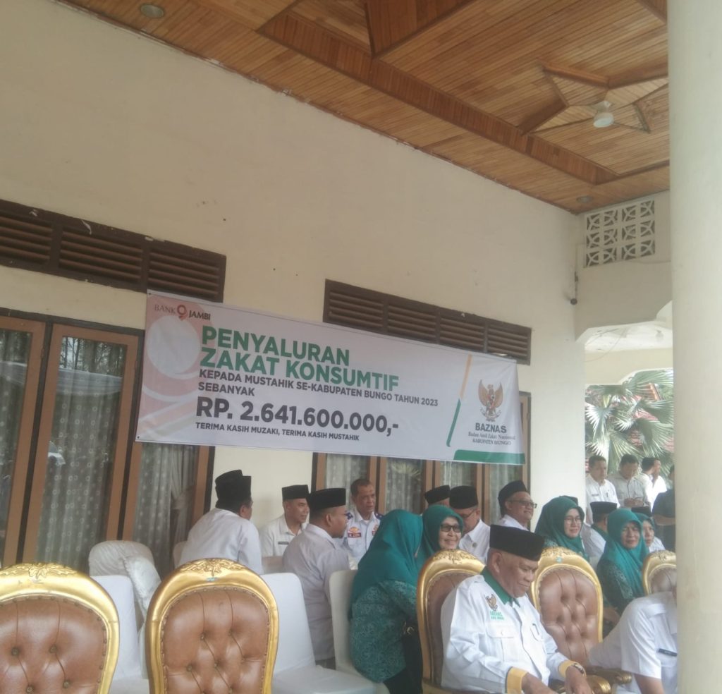 Bupati Bungo dan Team Baznas Memberi Zakat Konsumtif Kepada Pati Jompo dan Anak Anak Yatim