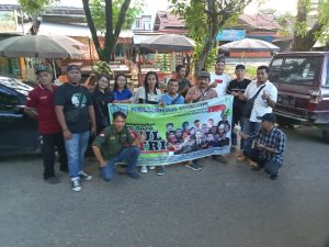 Manfaatkan Momen Ramadhan, IWO Merangin Bagi-Bagi Takjil ke Pengguna Jalan
