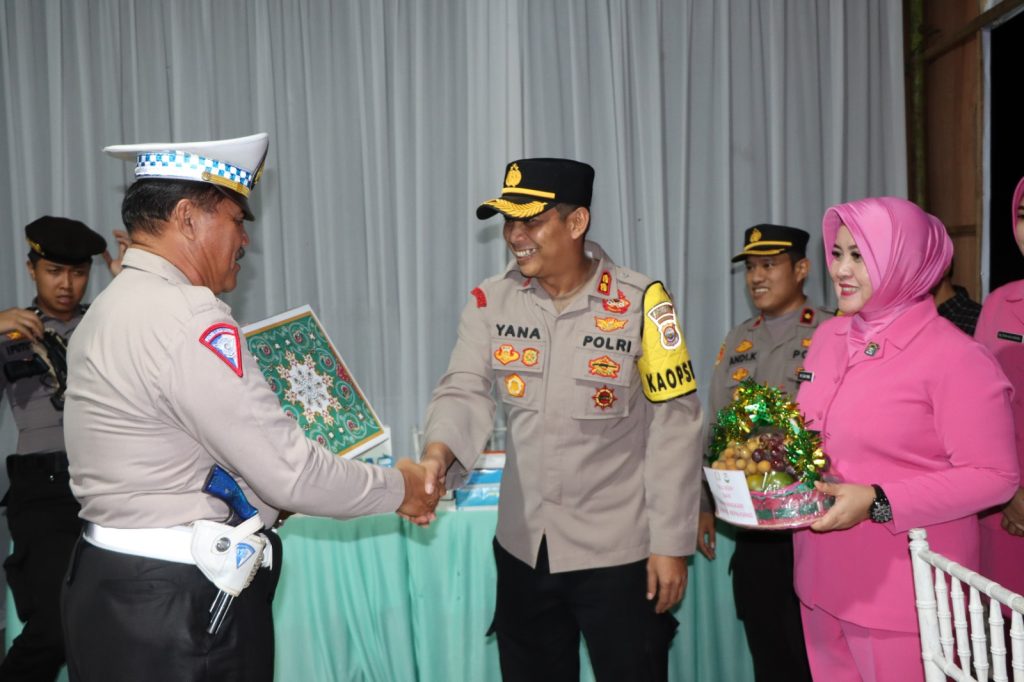 Kapolres Kepahiang Bersama Ketua Bhayangkari Cek Pos PAM