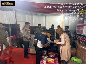 Penanganan terhadap anak yang mengalami luka oleh team Kesehatan Pos Yan DPRD