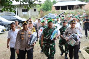 Sinergitas TNI/Polri, Bersama Bagikan Bansos Tingkatkan Silaturahmi