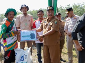 Tinjau Kegiatan Kelompok Tani, Bupati Bungo Serahkan Bantuan Alsintan Dan Bibit
