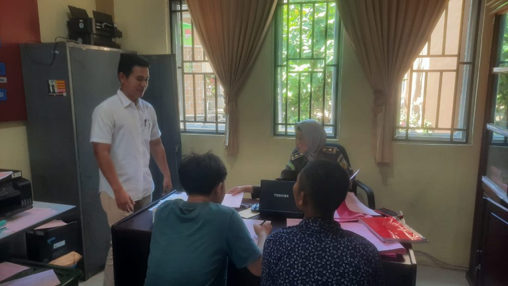 Sat Reskrim Polres BS Serahkan Bandit Curanmor Beserta Penadah Ke JPU