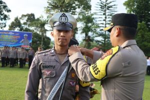 Kapolres Kepahiang Berikan Arahan dan Serahkan Bet Kepada Polisi RW