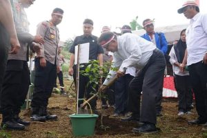 Bupati Kepahiang Dr. Ir. Hidayattullah Sjahid.,MM.,IPU Menghadiri Kegiatan Penanaman 1000 Pohon Dalam Rangka kegiatan Polri Lestarikan Negeri