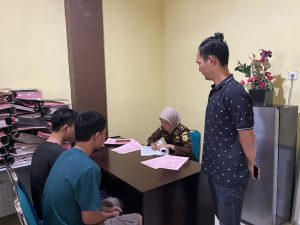 DUA PEMUDA SEGINIM TERSANGKA PENJUAL SAMCODIN DISERAHKAN KE JPU OLEH SAT RESNARKOBA POLRES BS KE JAKSA