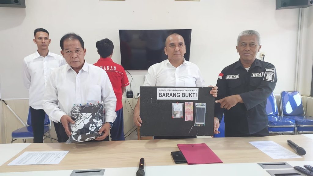 Warga Desa Pulo Geto, J-K Diringkus Polisi dengan 10 Paket Sabu