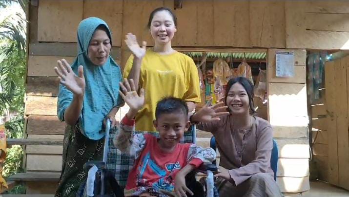 Duduk di Kursi Roda Bantuan Bang Harrifar, Riki Tersenyum Haru
