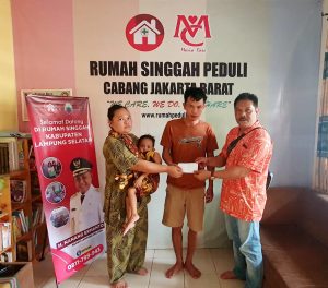 Kadinsos Kepahiang Serahkan Bantuan Uang Tunai 5 Juta rupiah Kepada Pasien Di Rumah Singgah Peduli JKT