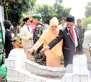 Kadinsos Kepahiang Helmi Johan Ikuti Kegiatan Upacara Serta Prosesi Tabur Bunga Dalam Rangka Peringatan HUT Pahlawan