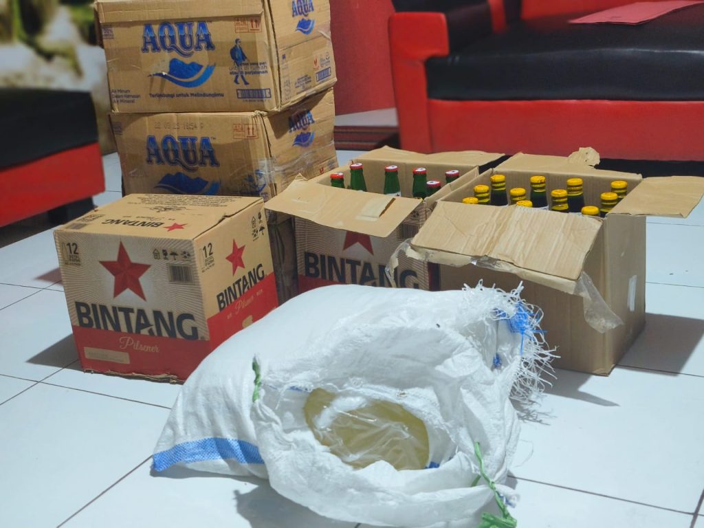 Antisipasi Kriminalitas Jelang Tahun Baru, Team Rajawali Kembali Amankan ratusan Botol Miras Berbagai Jenis