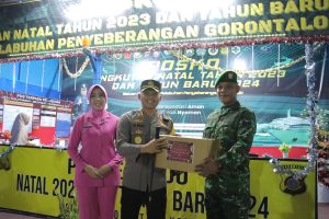 Beri Bingkisan, Kapolresta Gorontalo Kota Didampingi Ketua Bhayangkari dan PJU Kunjungi Lima Pos Nataru 2023