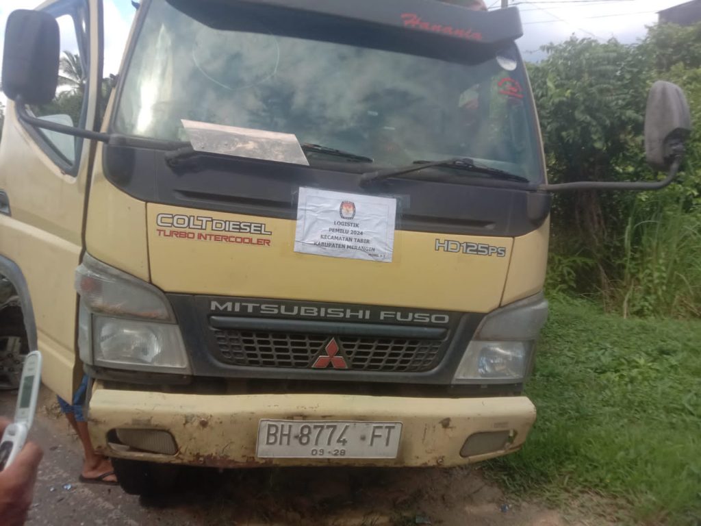Laka Lantas Dua Yunit Minibus Kijang Inova Dan Sedan Vios 1 truk Membawa Logistik Pemilu