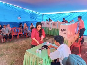Nyoblos di TPS 5 Kelurahan Padang Harapan, Elisa Ermasari Optimis Raih Suara Terbanyak