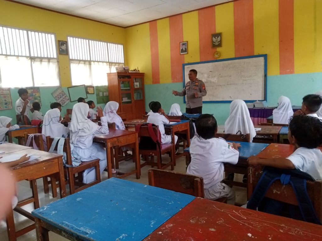 Unit Binmas Polsek Kota Timur Berikan Binluh tentang Kenakalan Remaja Pada Siswa SD 49 Dumbo Raya