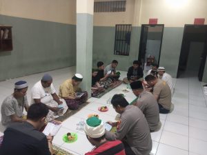 Kasat Tahti Polresta Gorontalo Kota Gelar Buka Bersama dan Yasinan Dengan Tahanan