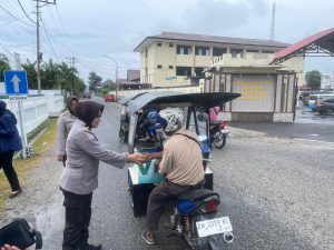 Jelang Buka Puasa, Polwan Polresta Gorontalo Kota Bagikan Takjil