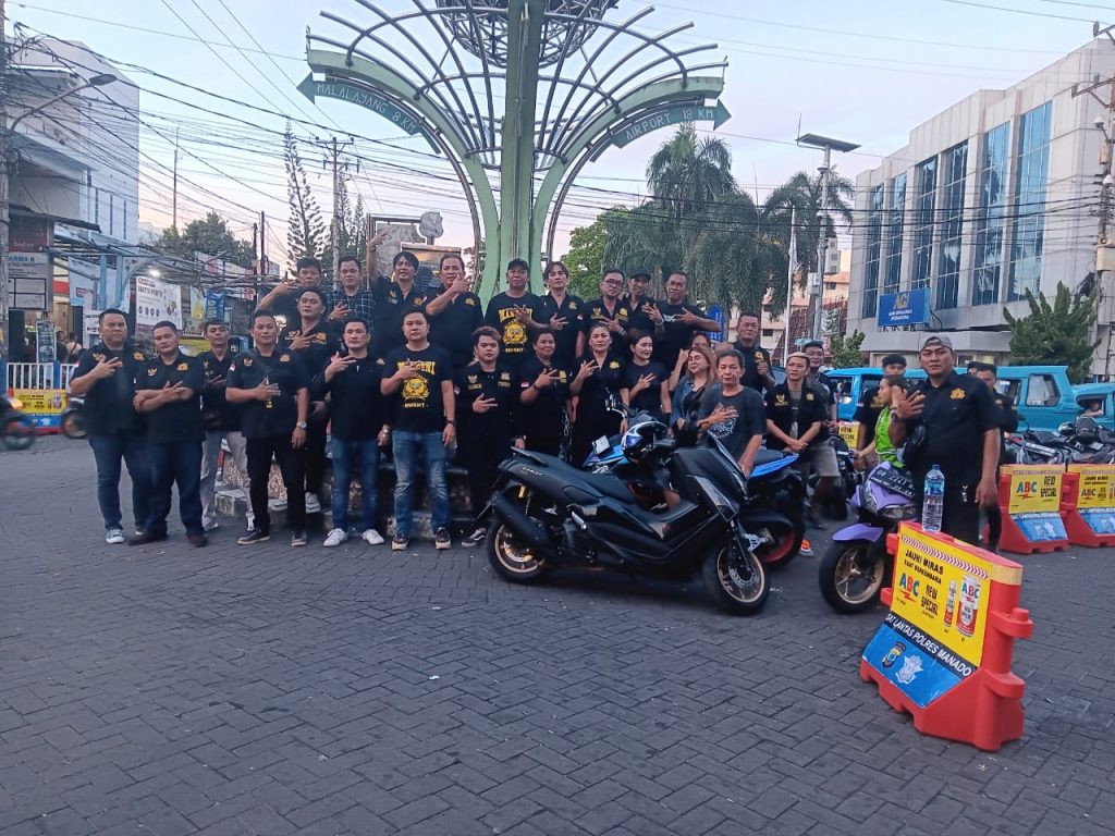 DPD Manguni Indonesia Beserta Seluruh Pengurus,Membagikan Takjil Bagi Saudara Saudara Yang Beragama Muslim.