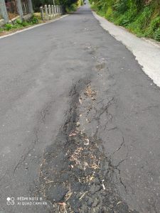 Ruas Jalan Tately-Agotey-Kakaskasen Rusak, “Diduga” Pelaksana Terlalu Banyak Ambil Keuntungan.