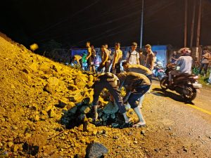 Pasca Banjir Bandang,Polresta Gorontalo Kota Kerahkan Personil untuk bantu Warga Bersihkan Jalan