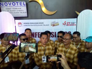 Tampil Elegan Debat Pertama “Yopi Saraung-Adolf S Binilang” (YOSA-ASB) Paparkan Tata Kelola Pemerintahan Yang Bersih Bebas Dari Korupsi.