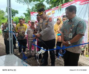 Kadinsos Kepahiang Helmi Johan Bersama Kapolres Kepahiang Hadiri Serah Terima Bedah Rumah