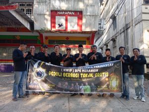 Momen Ramadhan Seluruh Anggota (KWIP) DPC Merangin Bagi-Bagi Takjil ke Pengguna Jalan