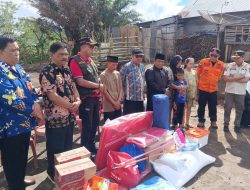 Kadinsos Kepahiang Dampingi Wabup Kepahiang Berikan Bantuan Sosial Kebakaran