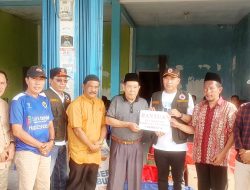 Kadinsos Kepahiang Dampingi Bupati Serahkan Bantuan Kebakaran Di Desa Kelobak