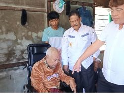 Dinas Sosial Kepahiang Berikan Bantuan kursi roda kepada Lansia Penderita Lumpuh